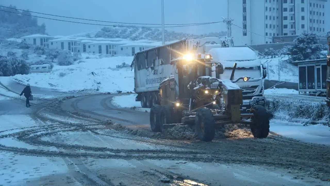 Hatay’a Yıllar Sonra Kar Sürprizi: 10 İlçede Okullar Tatil! 2